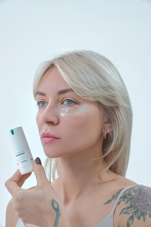 Універсальний крем з пептидами для контуру очей від Lamic «Crema universale con peptidi per il contorno occhi» для зволоження та розглядження зморшок 